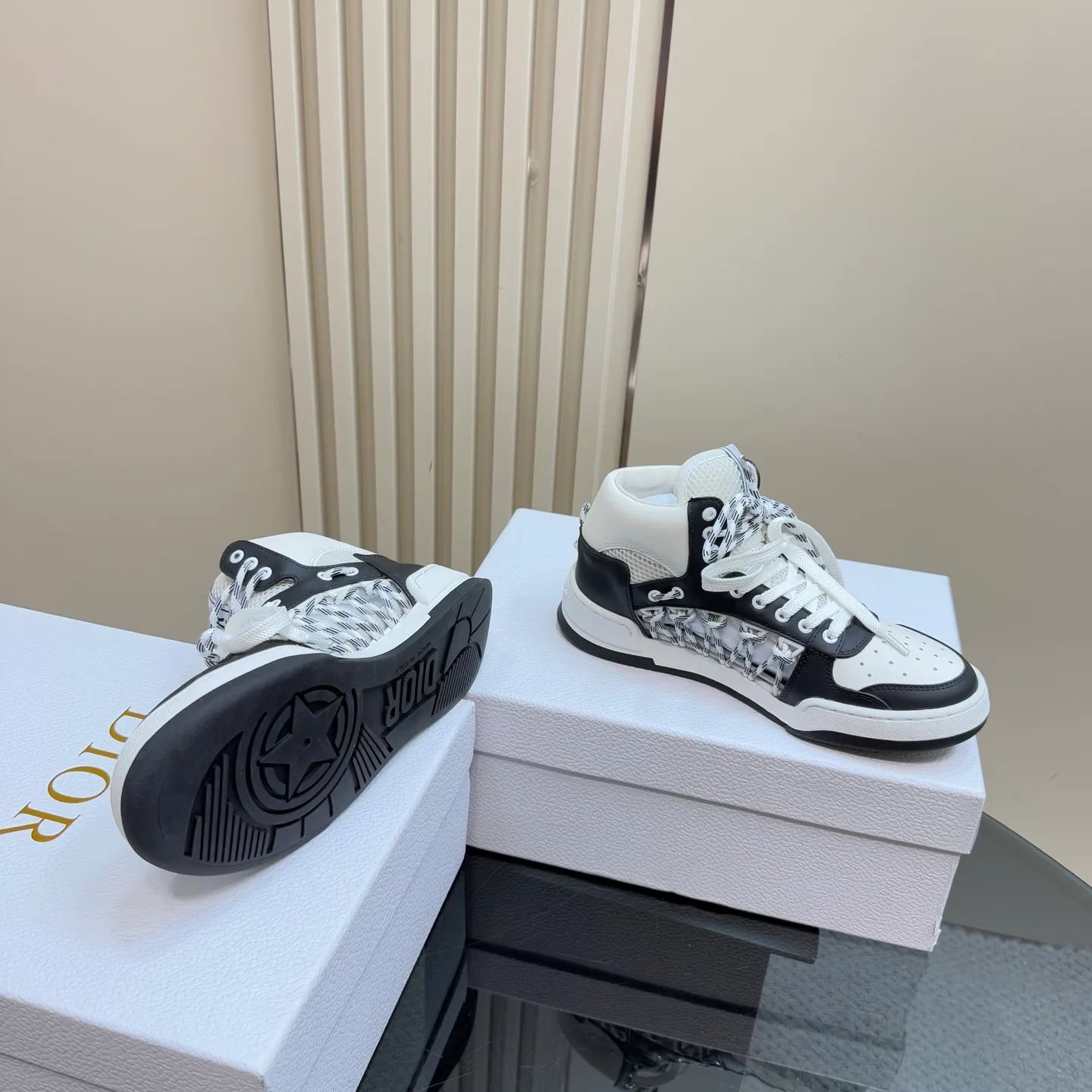 👟👟Ex-factory price 580👟👟 New in the 2025 series, this Dior, C'est sneaker shows eye-catching and fashionable style. Carefully crafted, the hollow design on the side of the upper is super fashionable, and the details also add a touch of elegance. The lightweight two-tone sole offers exceptional comfort and sporty style. Can add a stylish touch to any casual look. The tongue and sole are decorated with Christian Paris logo, and Niu Jing is designed with cowhide leather. Women's size 35-40 (customized to 40)